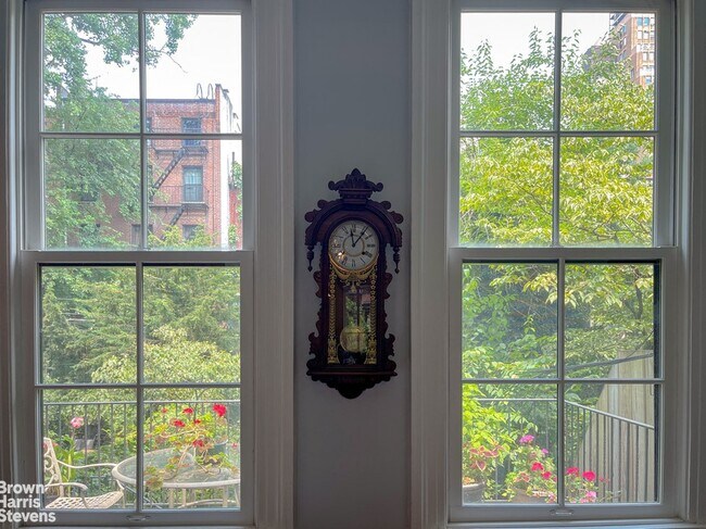 Foto del edificio - Parlor & Garden Duplex plus rec room!