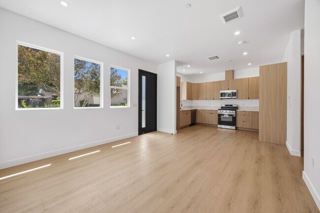 Building Photo - 7647 Melvin Ave
