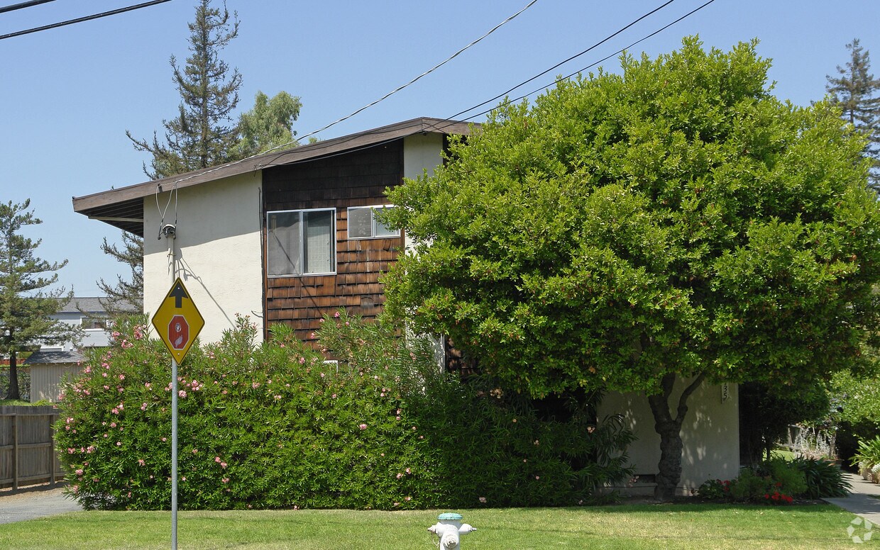 Building Photo - 135 Muir Rd