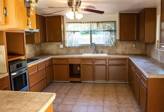 Building Photo - 1317 Ridgeview Way