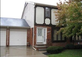 Building Photo - 205 Pineview Ct
