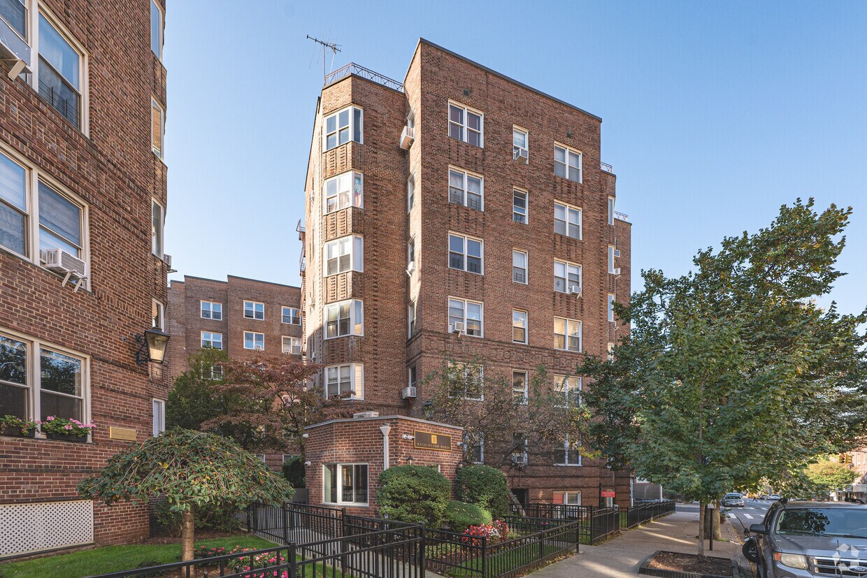 7312 35th Ave - Washington Plaza