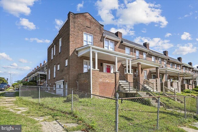 Building Photo - 2326 W North Ave