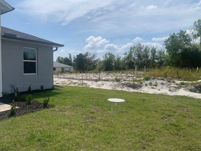 Building Photo - New duplex unit for rent