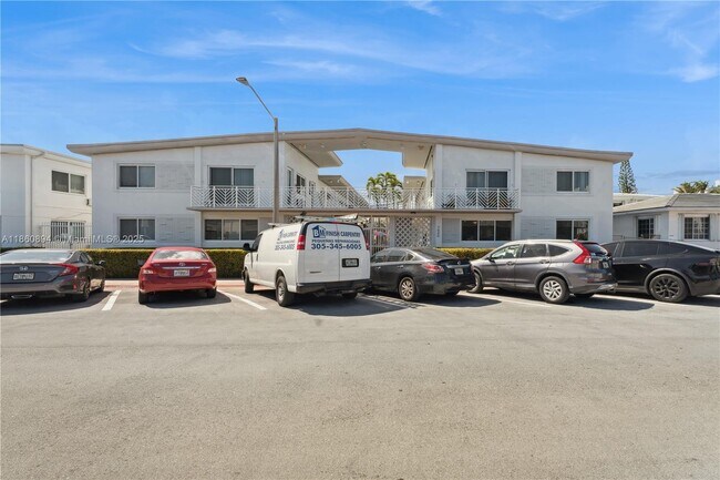 Foto del edificio - 7440 Byron Ave