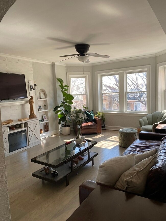 Building Photo - 5328 W Drummond Pl