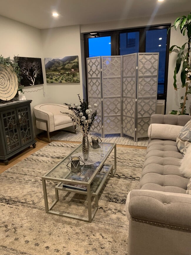 Photo - 116-17 Grosvenor Ln Apartment