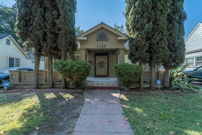 Building Photo - Beautiful 3 Bedroom 2 Bath Solar Powered