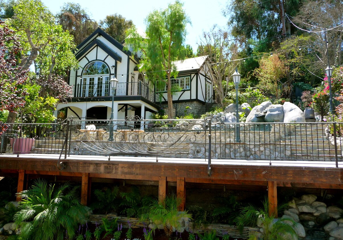 Guest House - 12944 Greenleaf St