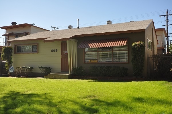 Building Photo - 605-609 North Hollywood Way