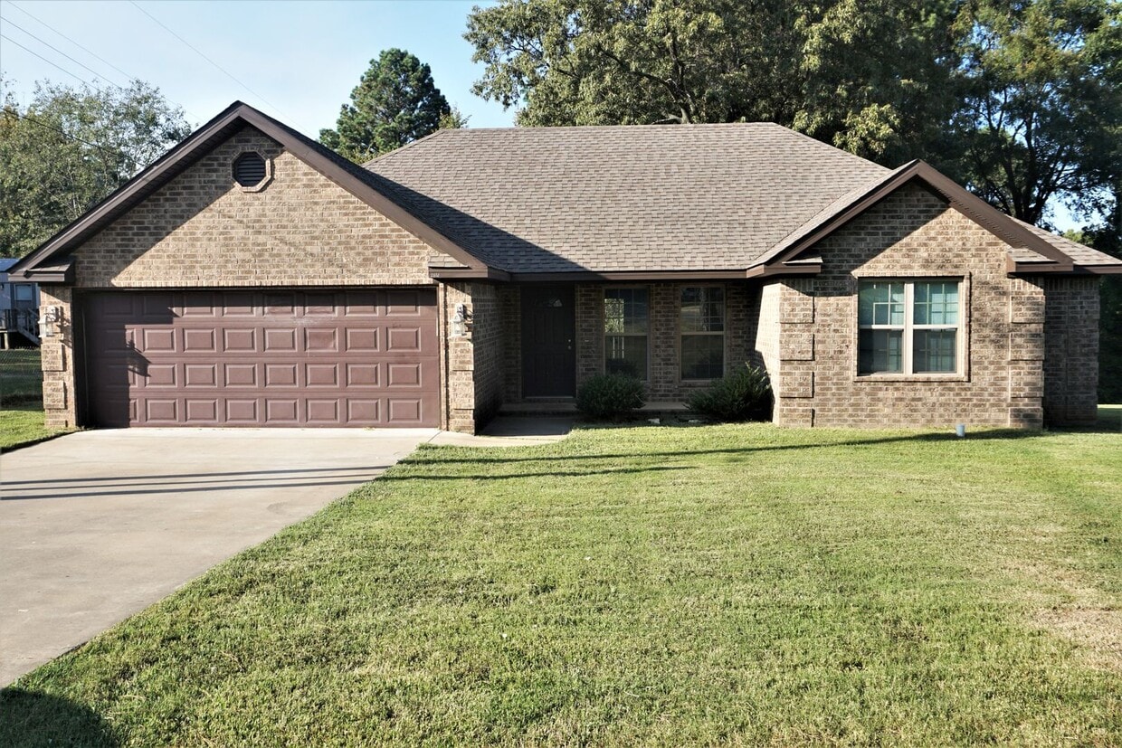 Foto principal - 4 Bedroom, 2 Bath home in Nettleton
