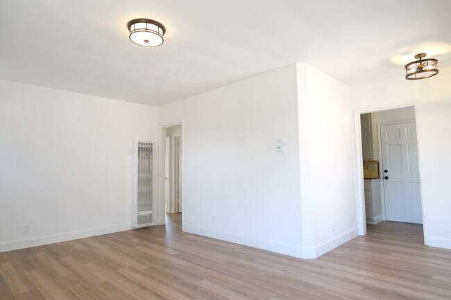 Building Photo - 1214 Huntington Dr