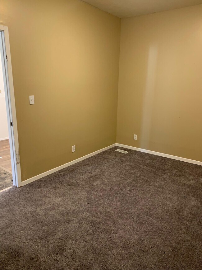 109 W Elk St, Hooper, NE 68031 Townhome Rentals in Hooper NE