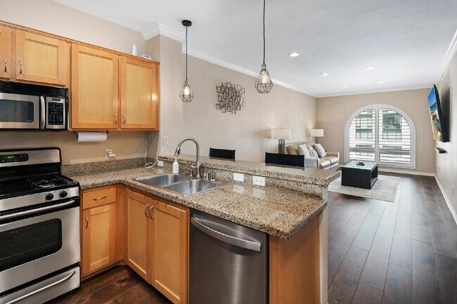 Foto del edificio - Beautiful Furnished Top Floor Unit