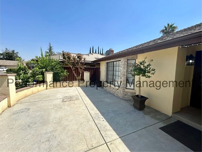 Foto del edificio - Charming 3 Bed/2 Bath in Porterville w/ RBP & $0 Deposit Option
