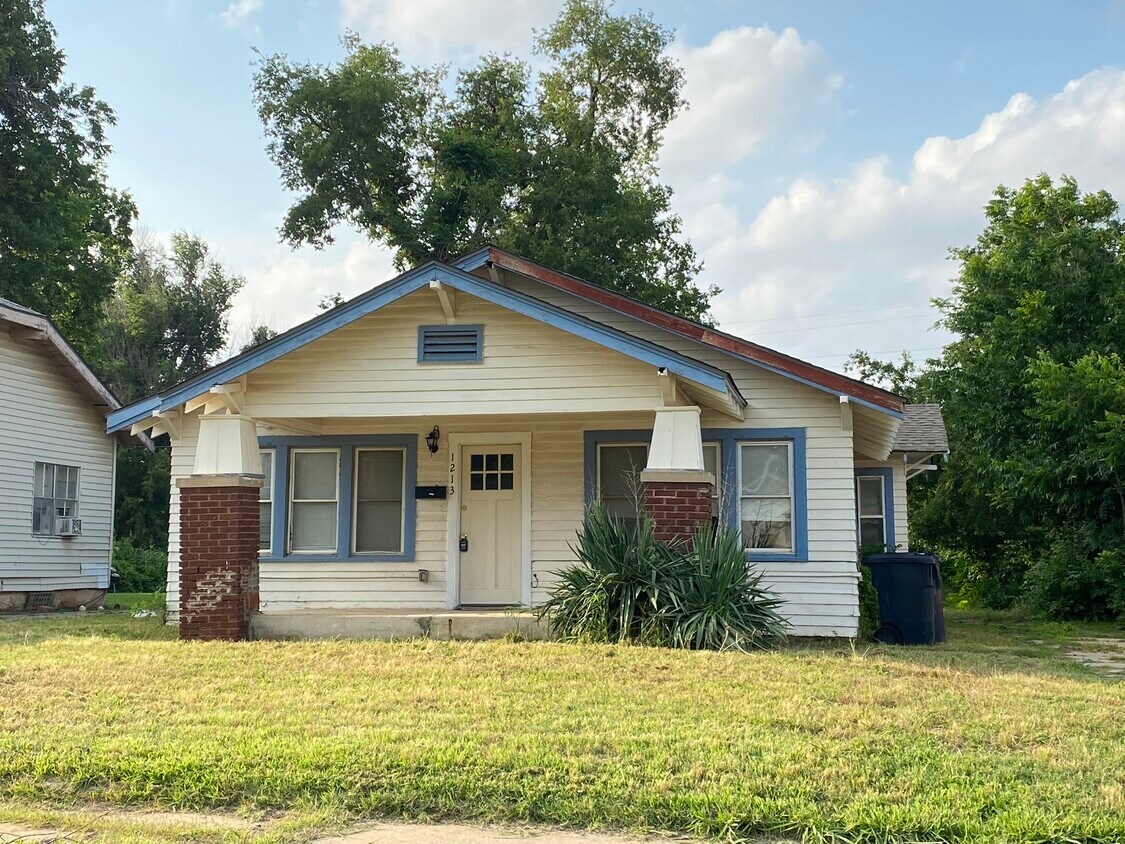 Primary Photo - 1213 NE 17th St