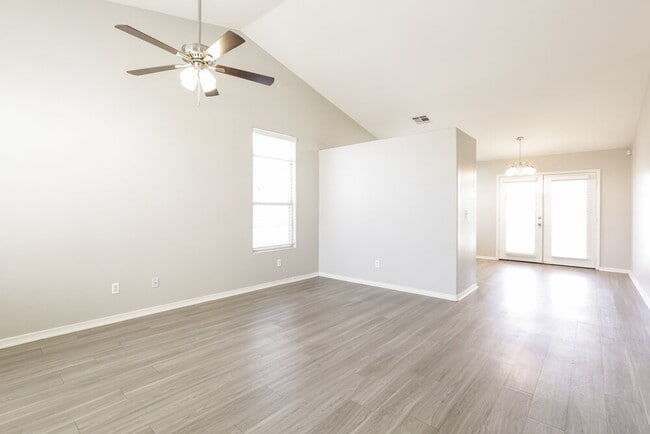 Building Photo - 207 Mariposa Way