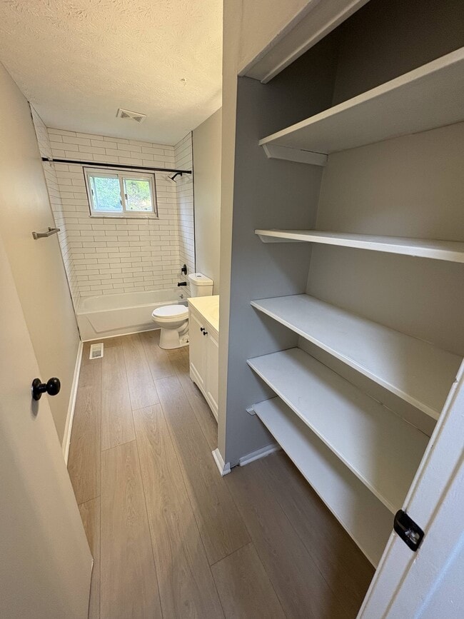 Building Photo - 2526 Queenswood Dr