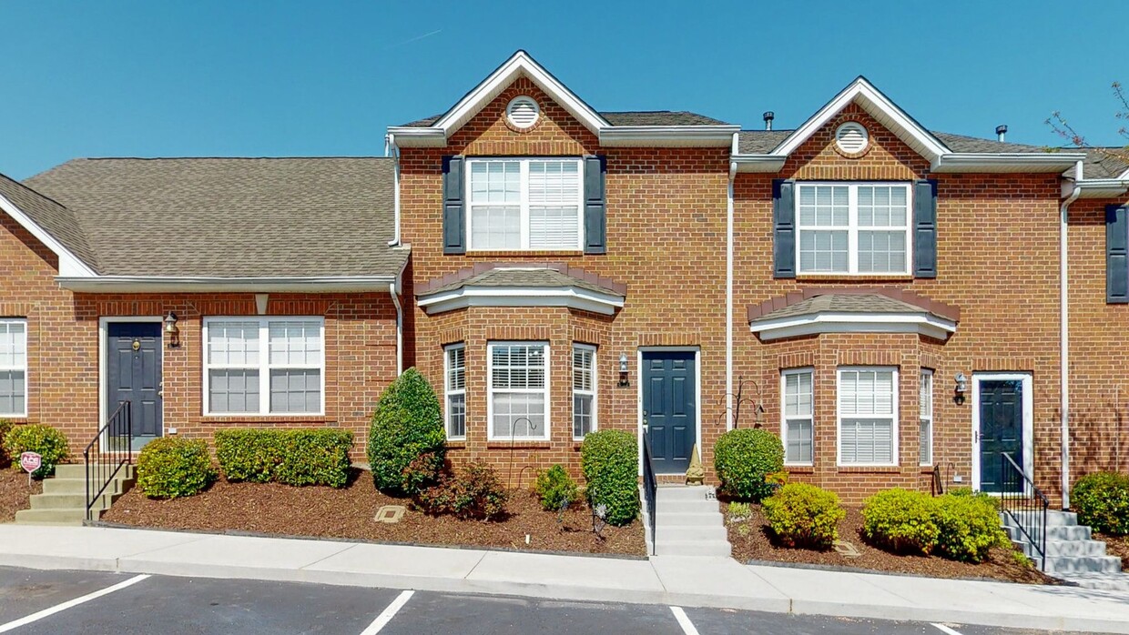 Foto principal - Renovated 2 Bed, 1.5 Bath Townhome w/ Comm...