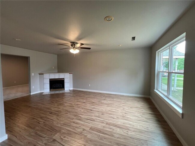 Building Photo - 912 N Meadowlands Dr
