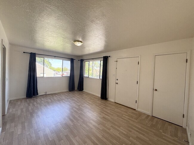 Building Photo - 80 400 S