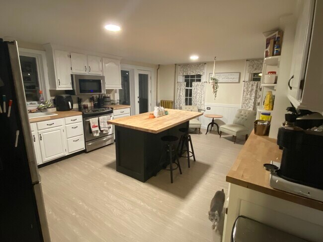 Foto del edificio - 380 Salmon Brook St