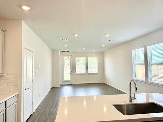 Building Photo - 7334 Grand Mason Dr