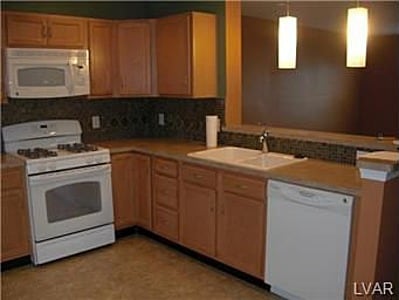 Cocina con electrodomésticos - 8468 Cromwell Court