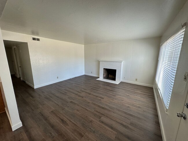 Building Photo - Cozy Home with Beautiful Backyard in Wonde...