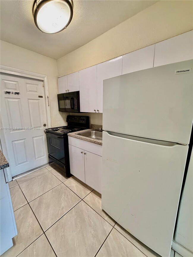 Building Photo - 2571 NW 13th Ct