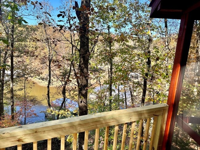 Foto del edificio - Lake Front Living on Lanier!