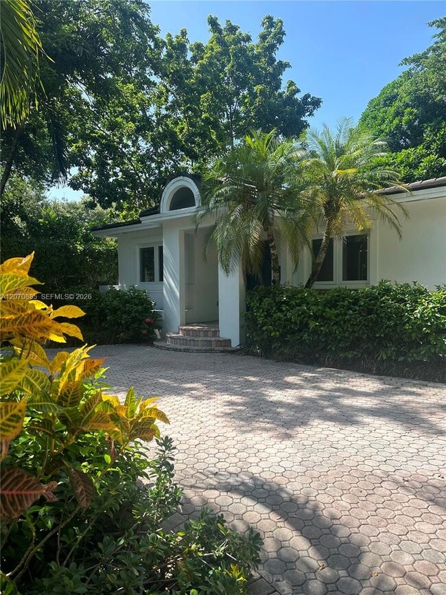 Building Photo - 3865 Poinciana Ave