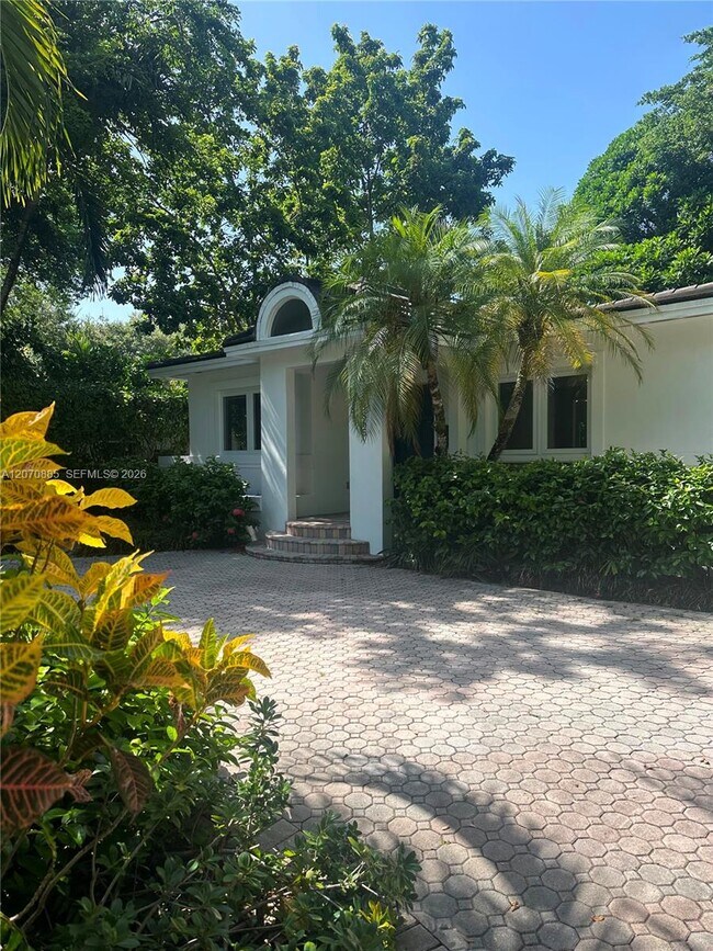 Foto del edificio - 3865 Poinciana Ave
