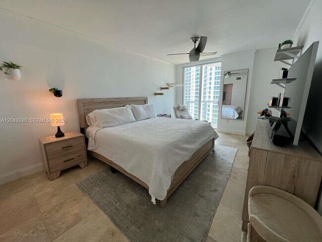 Foto del edificio - 5900 Collins Ave