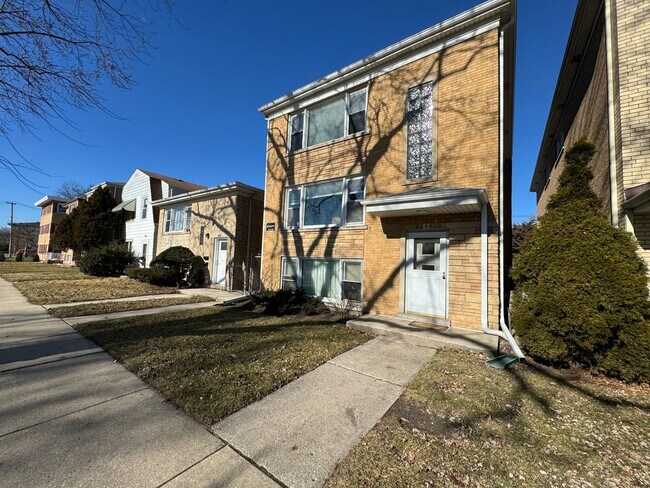 Foto del edificio - 8244 W Forest Preserve Ave