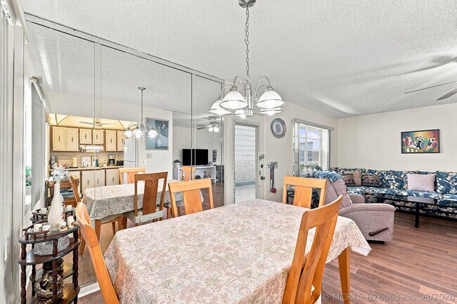 Foto del edificio - 246 Normandy Ln