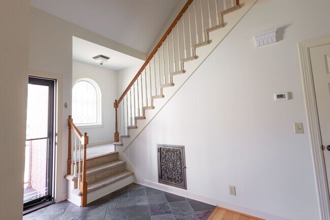 Building Photo - Charming 3-Bedroom/ 2.5 Bath Home in Royal...
