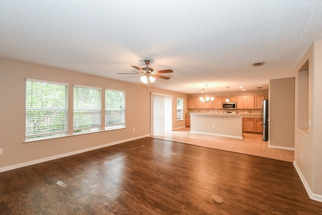 Foto del edificio - 2427 Brian Lakes Dr E