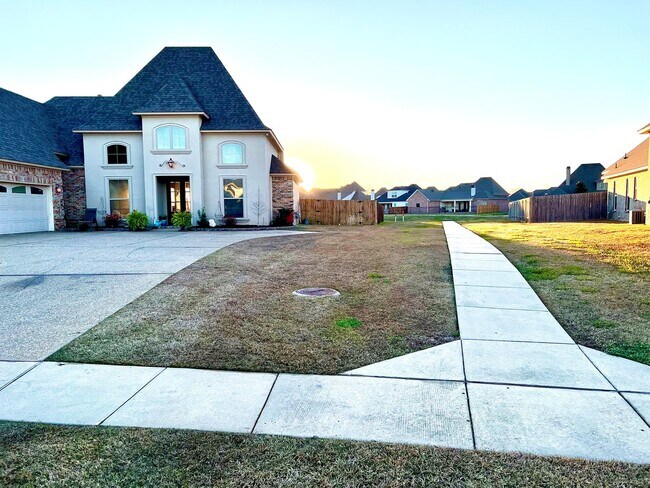 Foto del edificio - ** AVAILABLE JUNE 1ST ** STUNNING 4/3.5 IN...