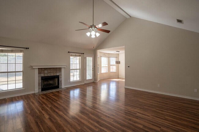 Building Photo - 3 bed 2 Bath | Collinsville