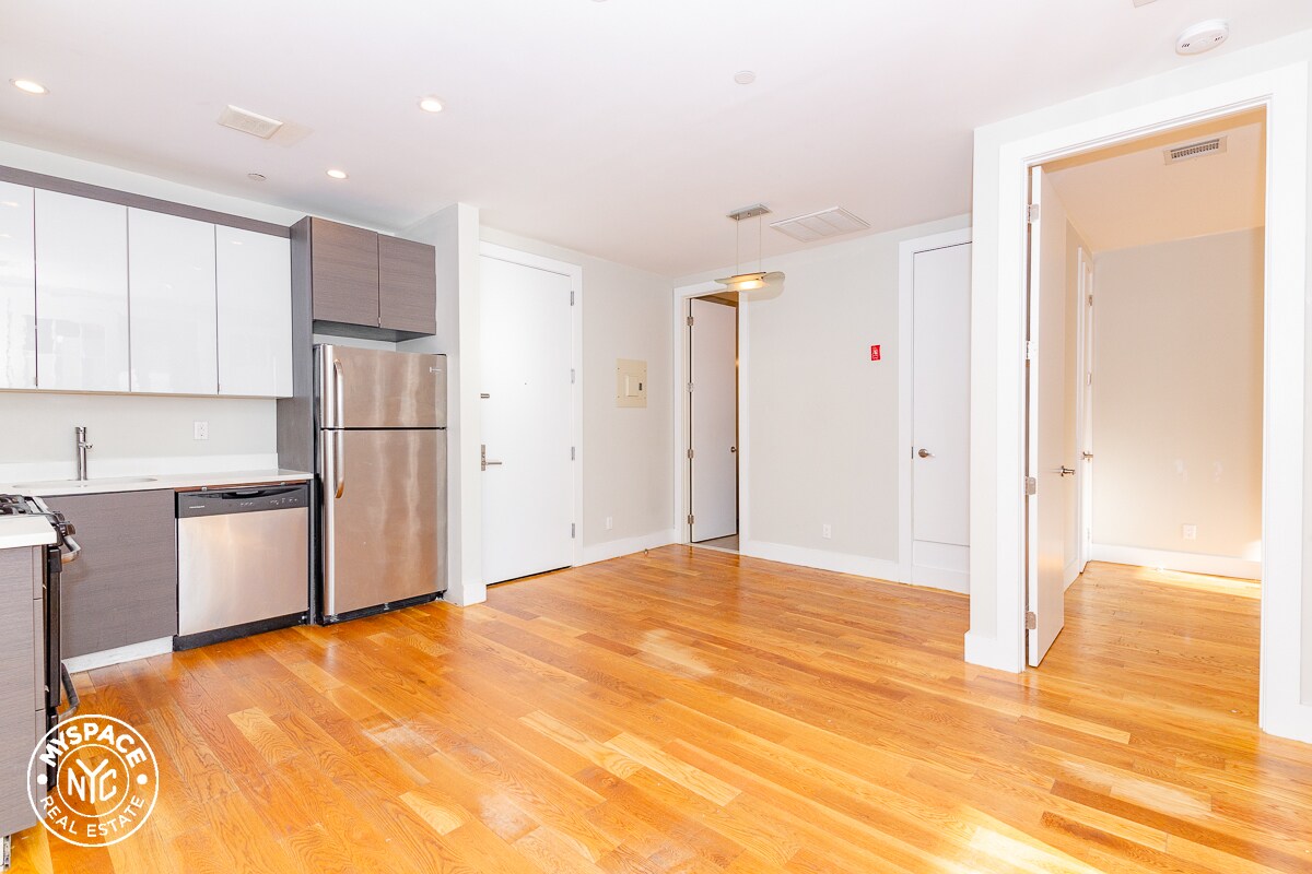 Primary Photo - 98 Diamond St