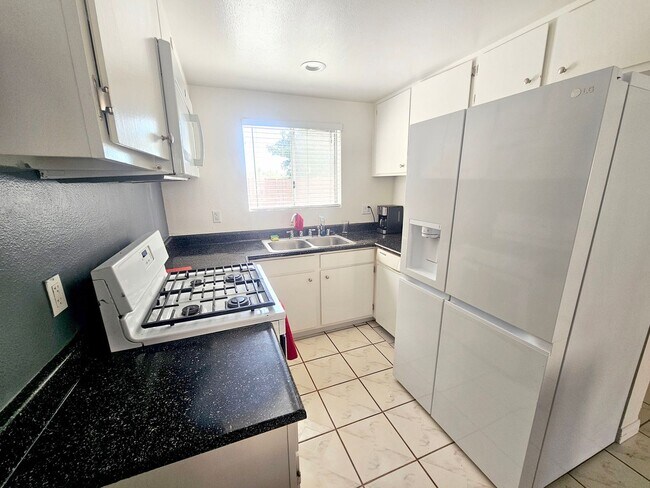 Foto del edificio - 2 bed/ 1.5 bath Townhouse with private garage