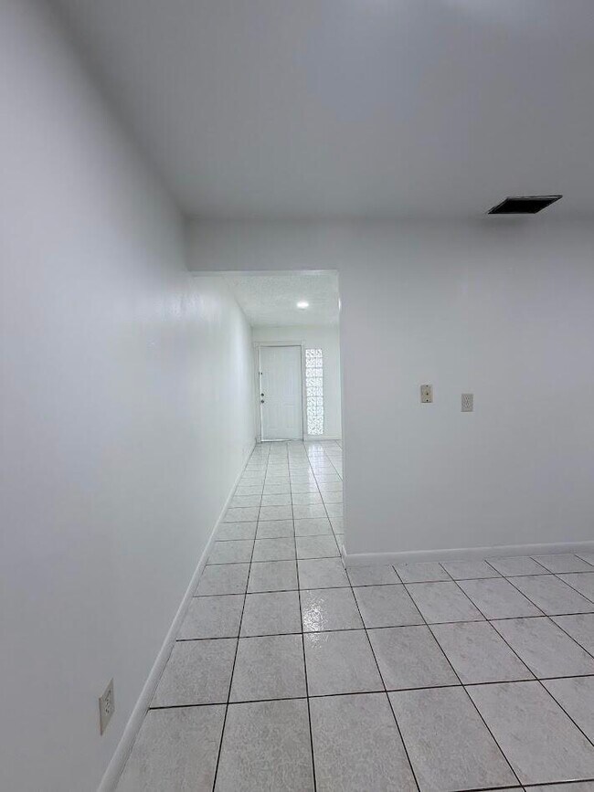 Foto del edificio - 5899 Mango Rd