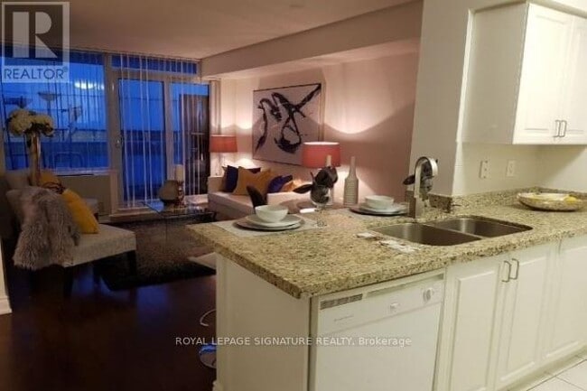 Photo du bâtiment - 4968 Yonge St