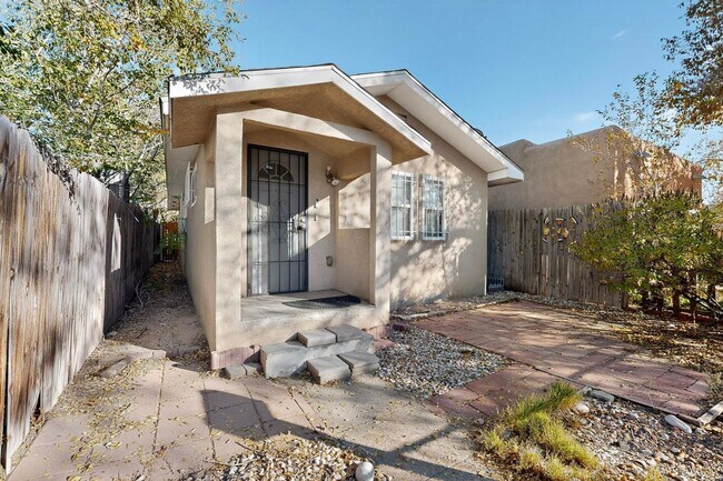 Foto del edificio - Historic Bungalow House 2 Bedroom 1 Bath- MOVE-IN Special