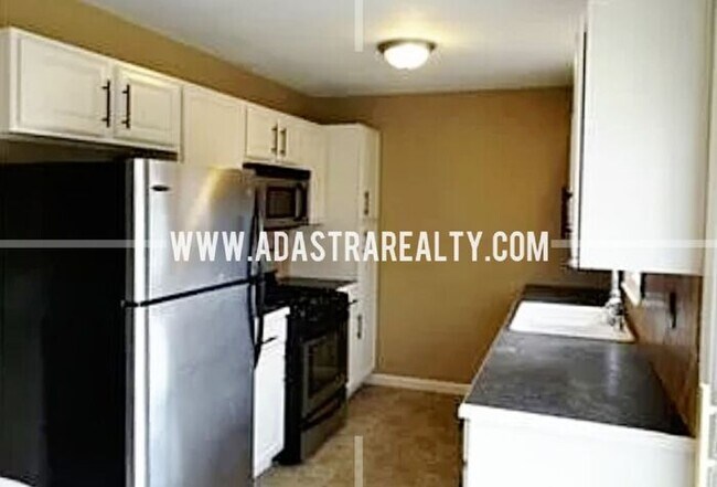Building Photo - Affordable 3 Bedroom Ranch Home w/Finished Basement in KCMO-Available in AUGUST!!