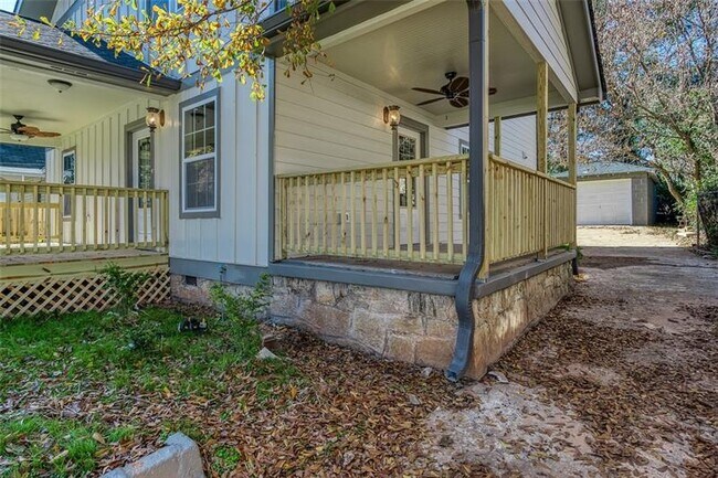 Foto del edificio - 221 Laurel Ave SW