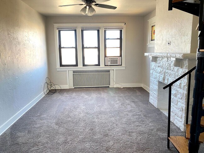 Building Photo - 3 bedroom 2 bath apartment