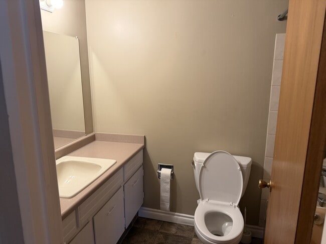 Building Photo - 908 Cook St