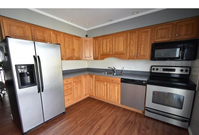 Foto del edificio - Spacious townhome- updated throughout! Com...